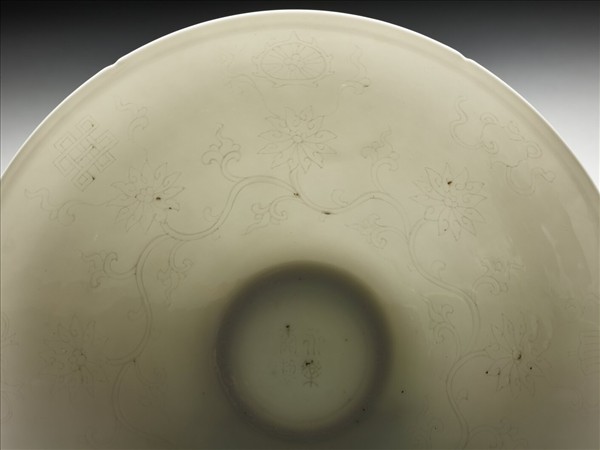甜白半脫胎暗八吉祥紋葵瓣碗