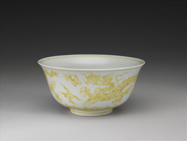 白地黃彩雲龍紋碗