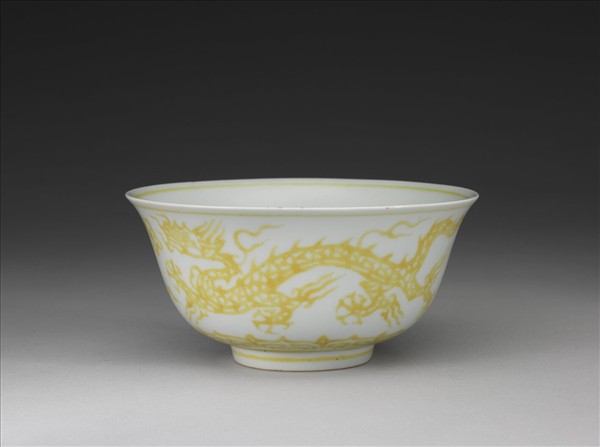 白地黃彩雲龍紋碗