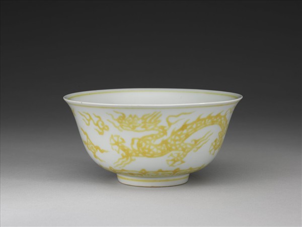 白地黃彩雲龍紋碗