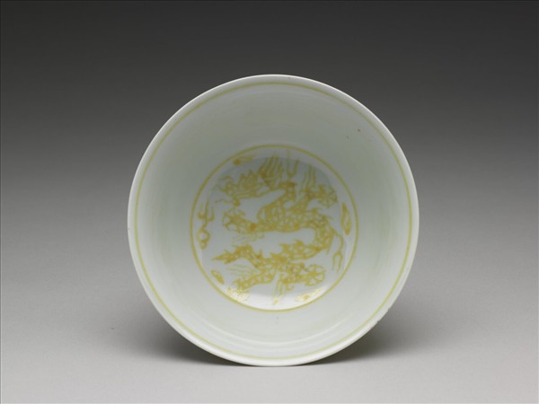 白地黃彩雲龍紋碗