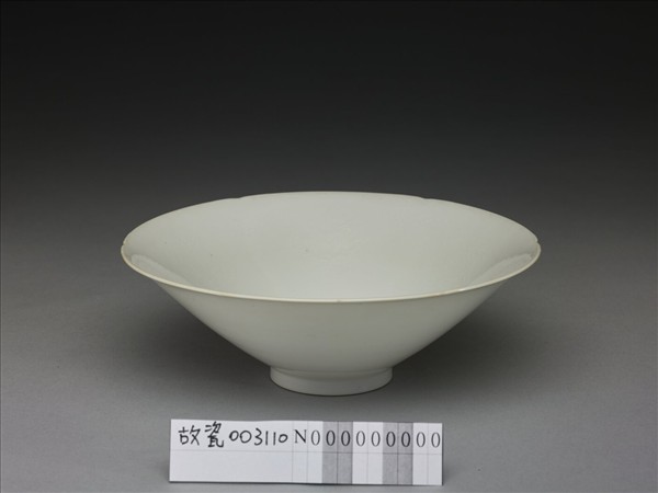 甜白釉團龍紋葵口碗