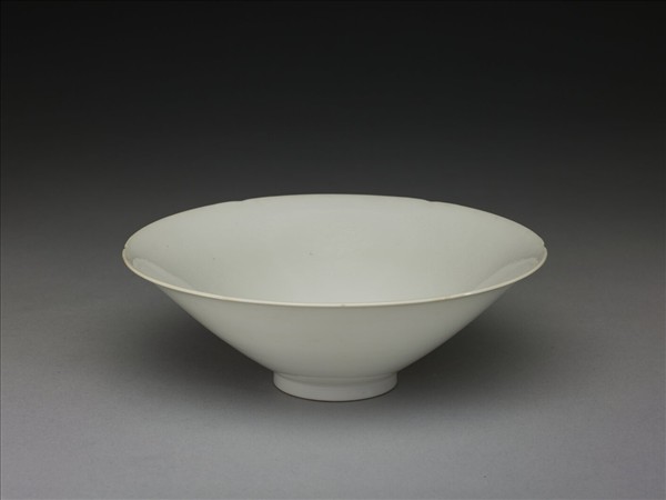 甜白釉團龍紋葵口碗