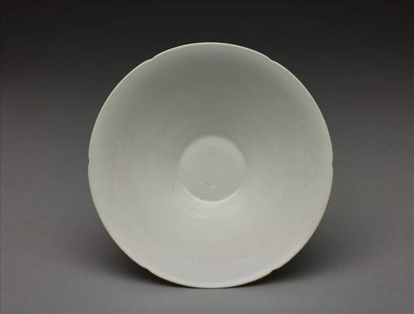 甜白釉團龍紋葵口碗