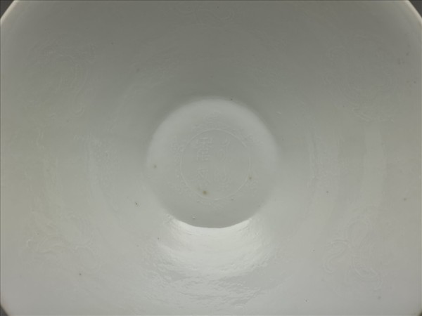 甜白釉團龍紋葵口碗