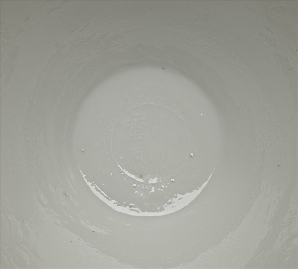 甜白釉團龍紋葵口碗