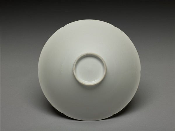 甜白釉團龍紋葵口碗