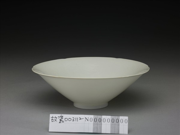 甜白釉團龍紋葵口碗