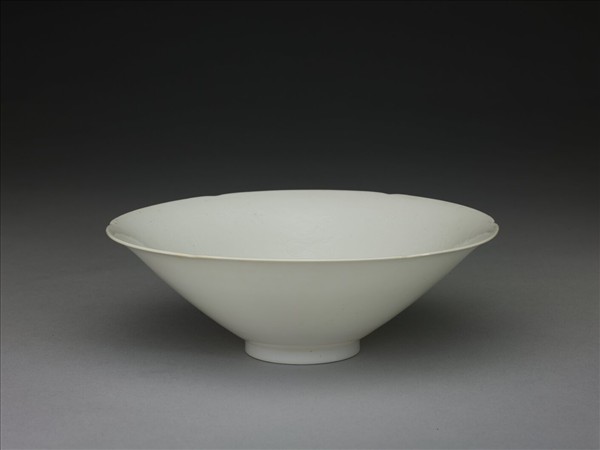 甜白釉團龍紋葵口碗