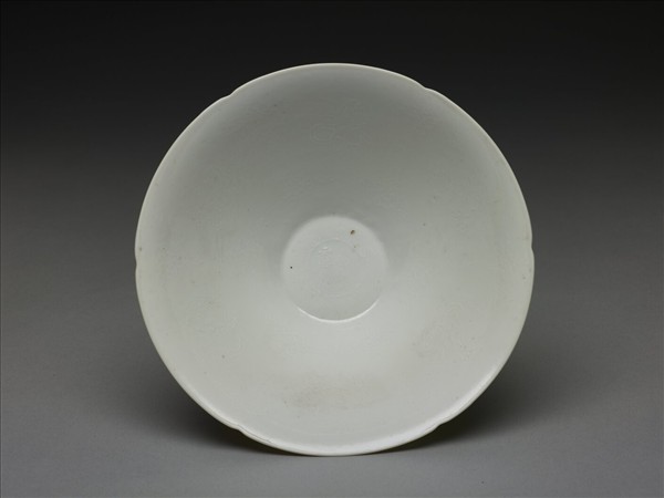 甜白釉團龍紋葵口碗