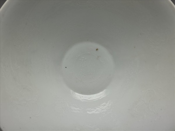 甜白釉團龍紋葵口碗