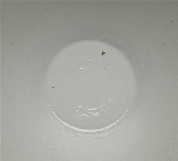 甜白釉團龍紋葵口碗