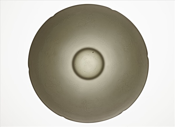 甜白釉團龍紋葵口碗