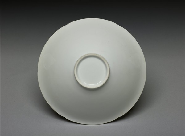 甜白釉團龍紋葵口碗