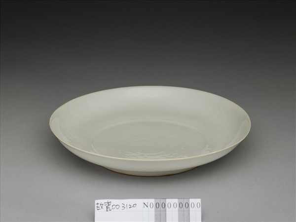 甜白釉五龍紋盤