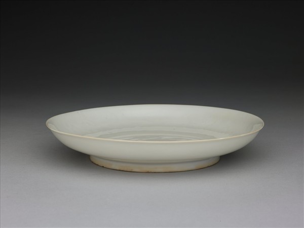 甜白釉五龍紋盤