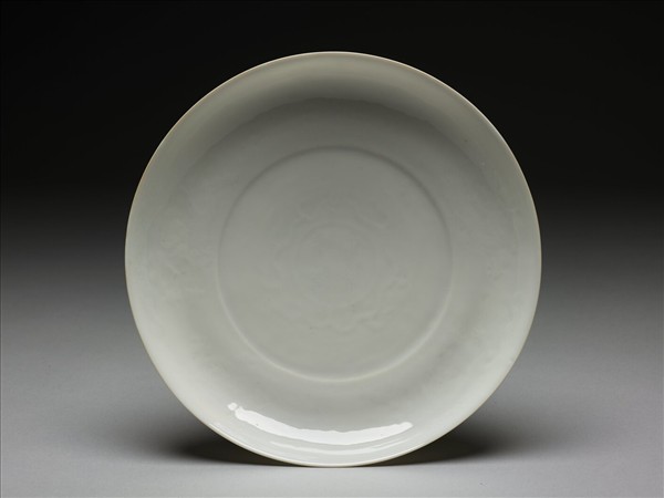 甜白釉五龍紋盤