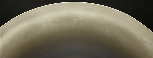 甜白釉五龍紋盤