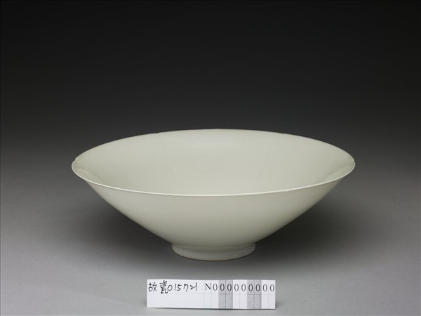 甜白釉龍鳳紋葵瓣口碗