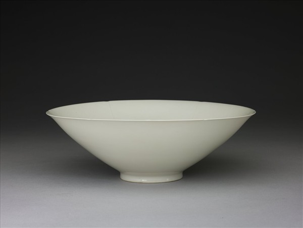 甜白釉龍鳳紋葵瓣口碗