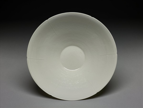 甜白釉龍鳳紋葵瓣口碗