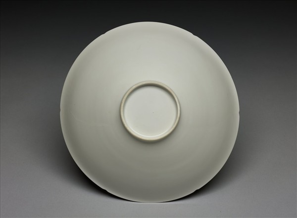 甜白釉龍鳳紋葵瓣口碗