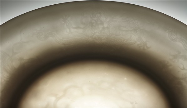 甜白釉五龍紋盤