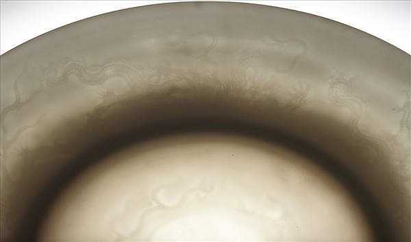 甜白釉五龍紋盤