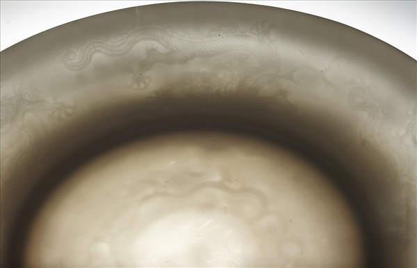 甜白釉五龍紋盤