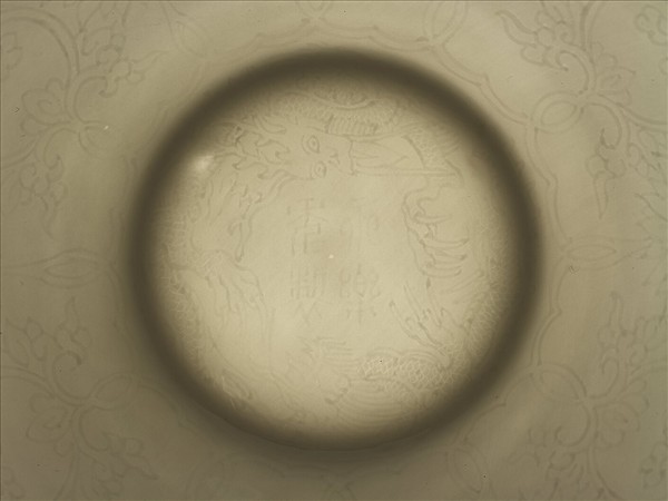 甜白釉龍鳳紋葵瓣口碗