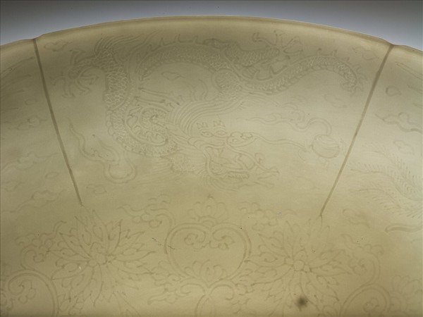 甜白釉龍鳳紋葵瓣口碗