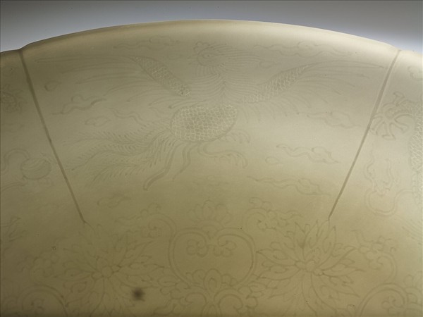 甜白釉龍鳳紋葵瓣口碗