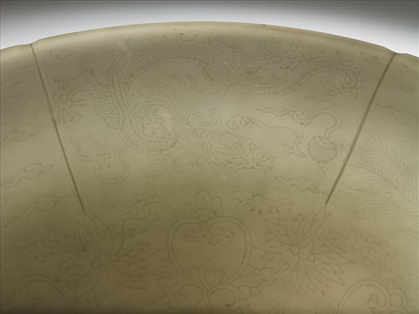 甜白釉龍鳳紋葵瓣口碗