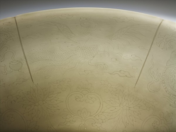 甜白釉龍鳳紋葵瓣口碗