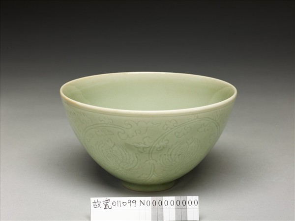 青瓷劃花番蓮紋碗