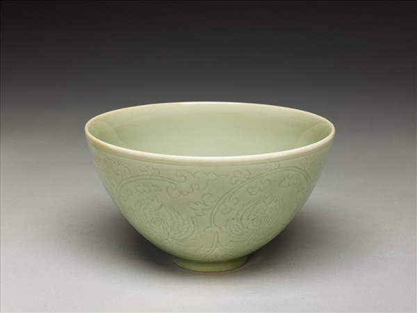 青瓷劃花番蓮紋碗