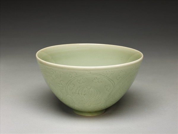 青瓷劃花番蓮紋碗