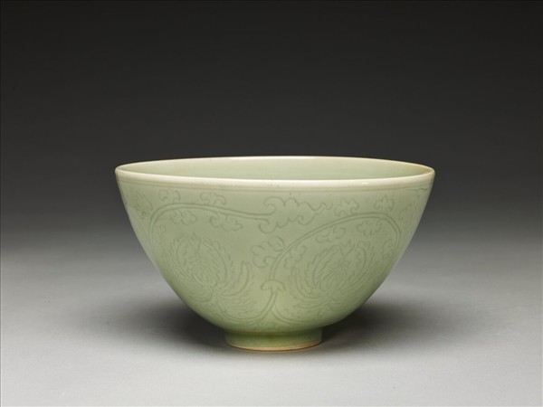 青瓷劃花番蓮紋碗