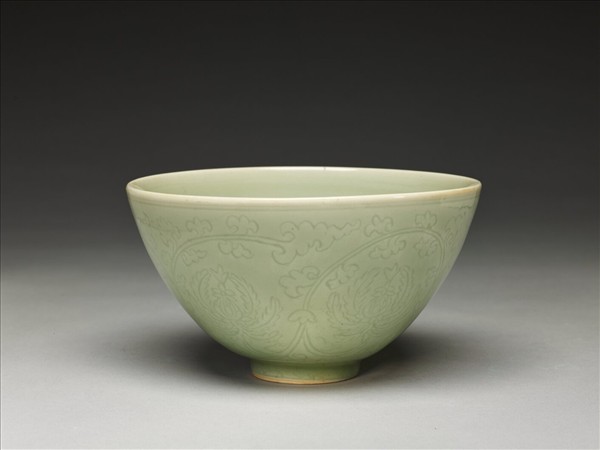 青瓷劃花番蓮紋碗