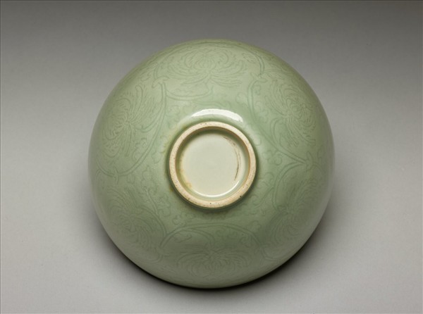 青瓷劃花番蓮紋碗