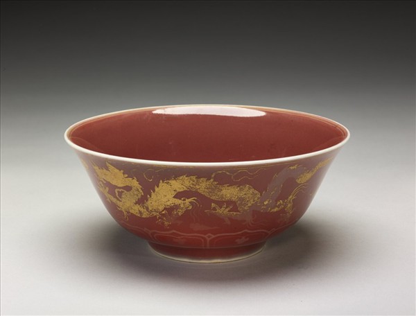 紅釉金彩雙龍趕珠紋碗