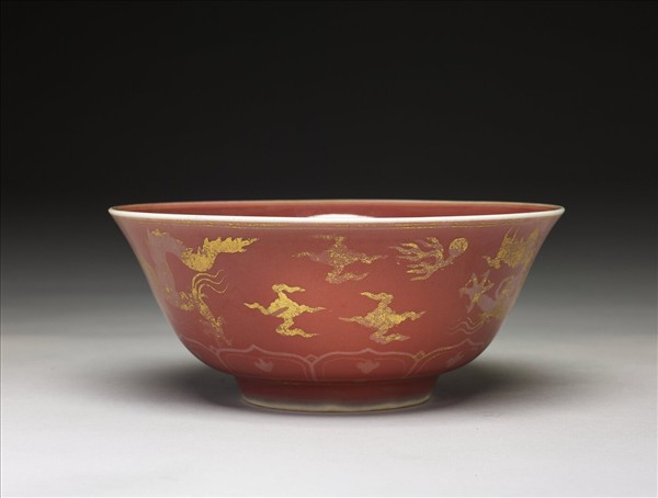 紅釉金彩雙龍趕珠紋碗