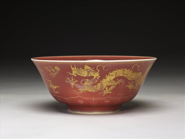 紅釉金彩雙龍趕珠紋碗