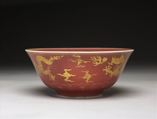 紅釉金彩雙龍趕珠紋碗