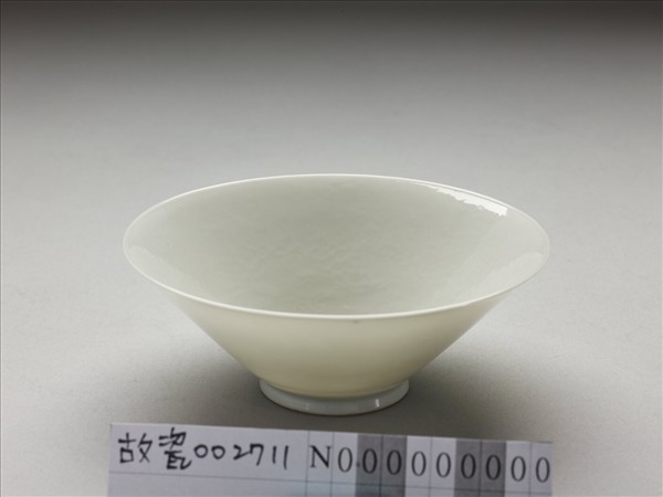 甜白釉番蓮八寶紋碗