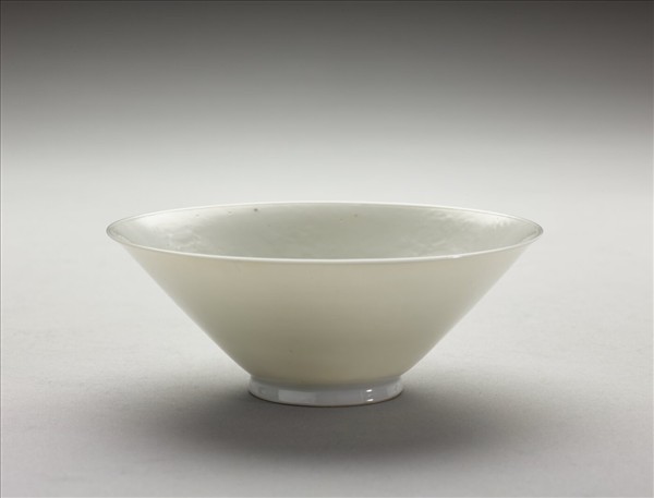 甜白釉番蓮八寶紋碗