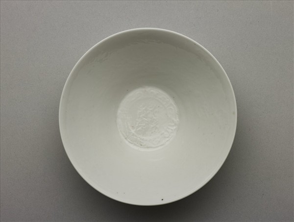 甜白釉番蓮八寶紋碗