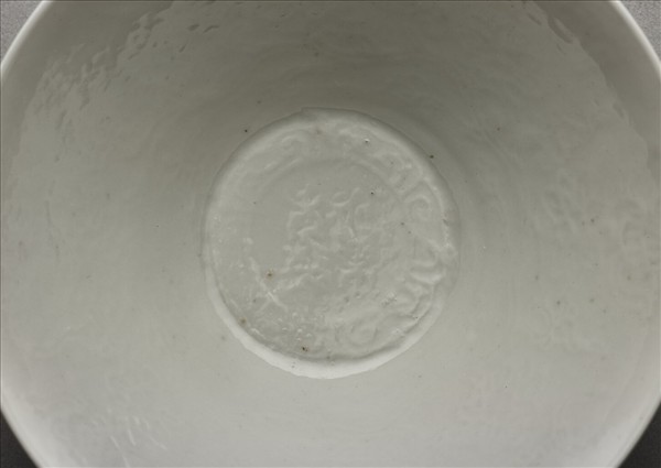 甜白釉番蓮八寶紋碗