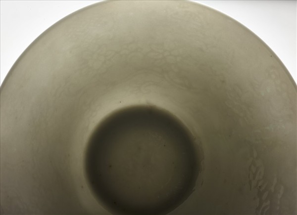 甜白釉番蓮八寶紋碗