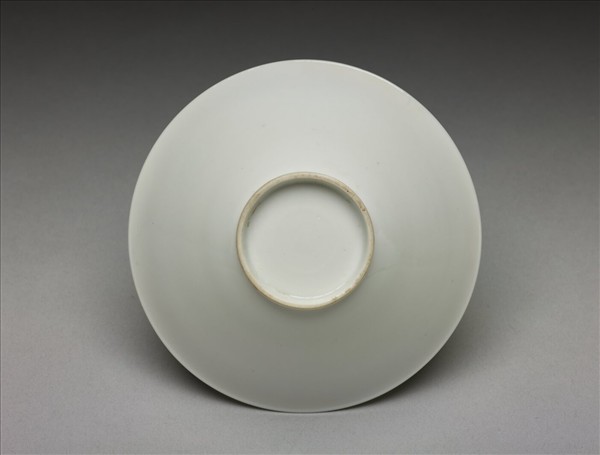 甜白釉番蓮八寶紋碗